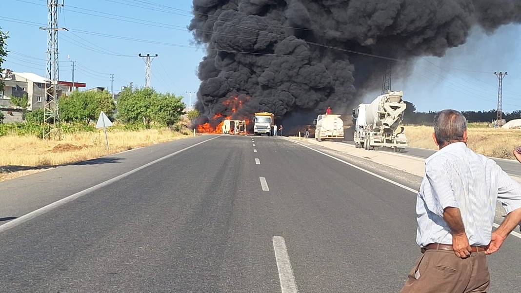 Adıyaman'da, devrilen tanker alev alev yandı 6